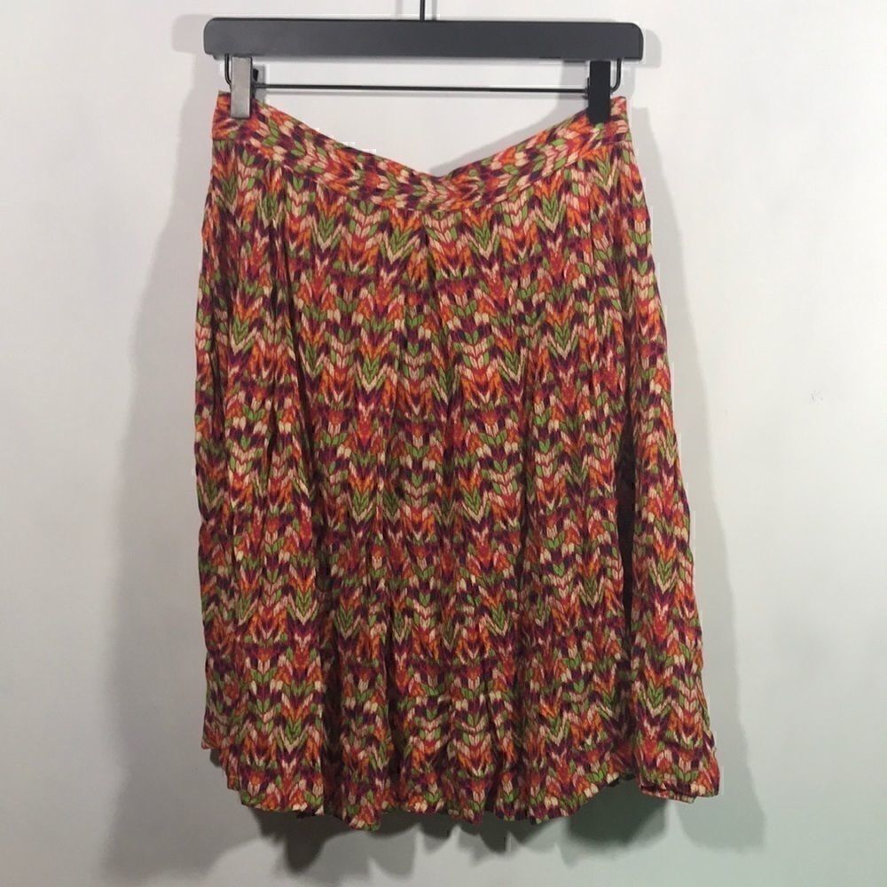 Fall print pleated knee length skirt.